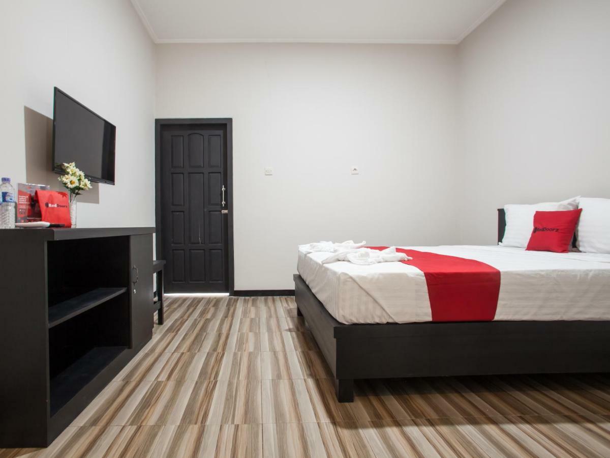 Reddoorz Plus Near Banyuwangi Airport Hotel Екстериор снимка