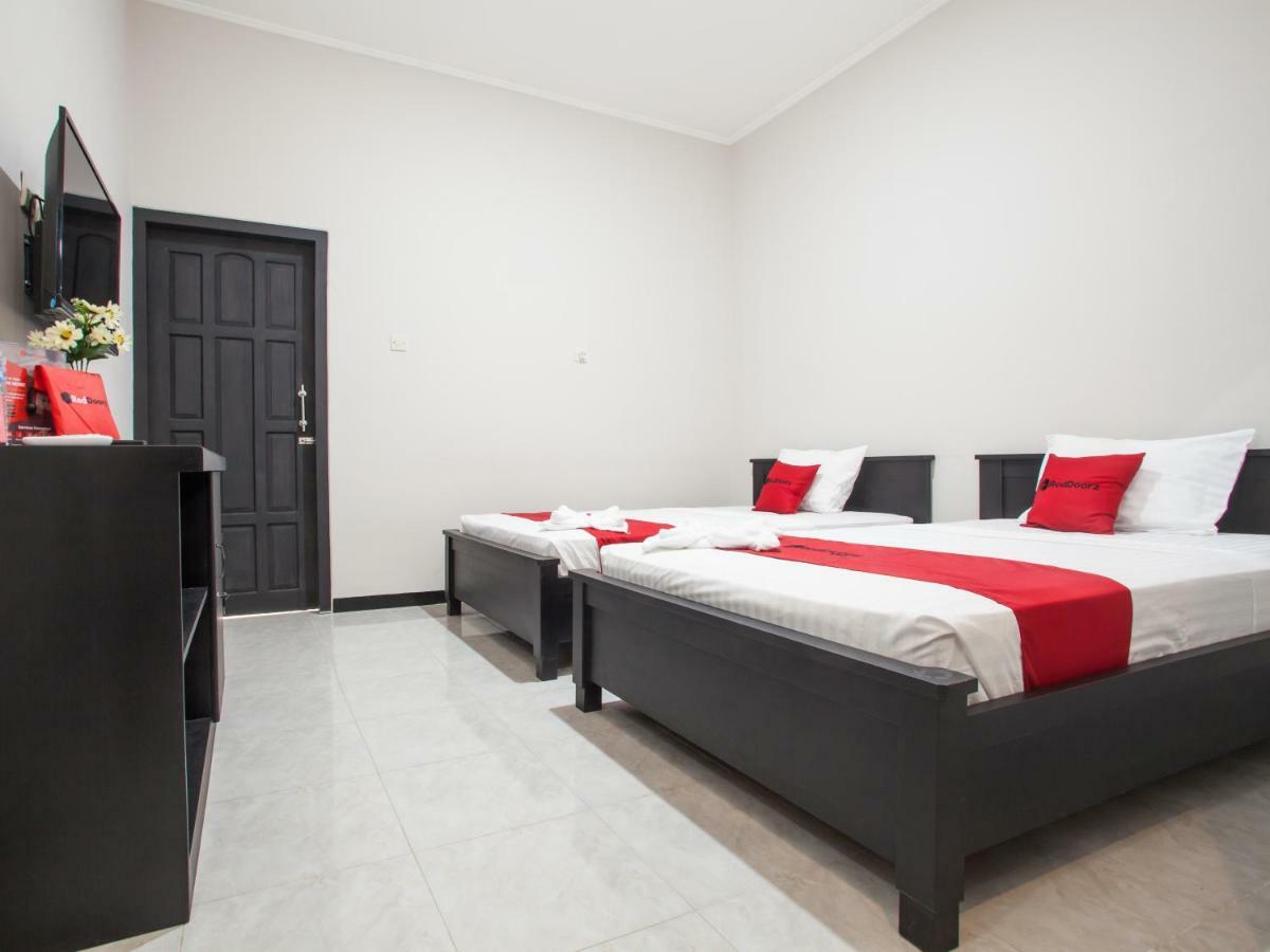 Reddoorz Plus Near Banyuwangi Airport Hotel Екстериор снимка