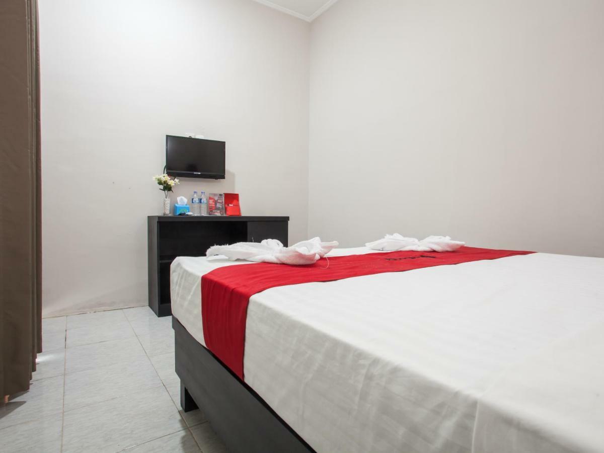 Reddoorz Plus Near Banyuwangi Airport Hotel Екстериор снимка